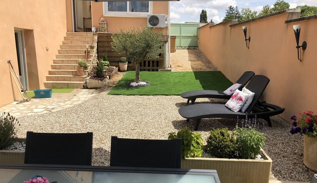 Detached house near Chablis with enclosed courtyard (Gîte)