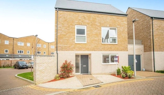 Detached House next to Rochester Train Station