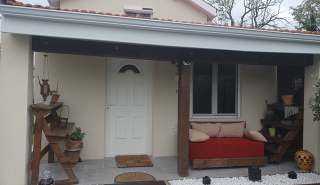 Detached house of 51 m2 on two levels with access to a shared swimming pool.