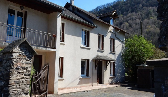 Detached house of 65 m2, renovated, with secure court 7 km from Lourdes.