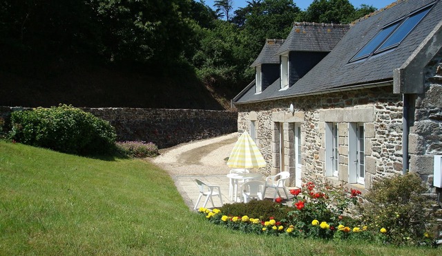 Detached house of character with garden 800m from the beach of Lestrevet