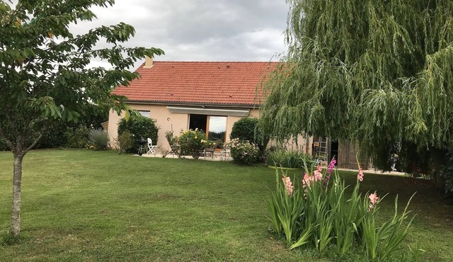 Detached house on large plot of land near Jura and wine route