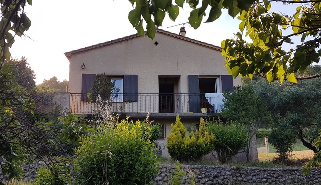 Detached house on the outskirts of Riez