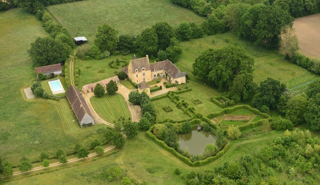 Detached house, quiet location, swimming pool, fishing, sleeps 8