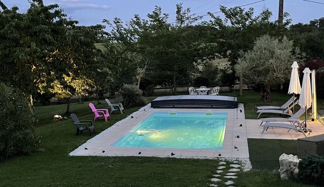 Detached house renovated with taste in a shaded park surrounded by vineyards