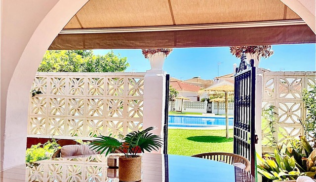 Detached house with pool, 200m. the beach, restaurants and shops