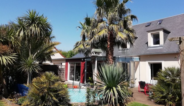 Detached house with exotic garden, swimming pool near landing beaches