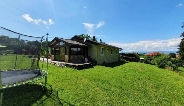Detached house with above-ground pool and spa