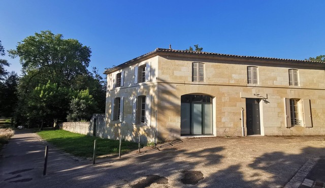 Detached house with garden at the foot of the Château de Jonzac.
