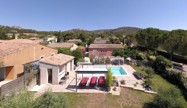 detached house with heated pool in South Luberon village