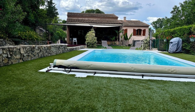 Detached house with peaceful pool in small hamlet