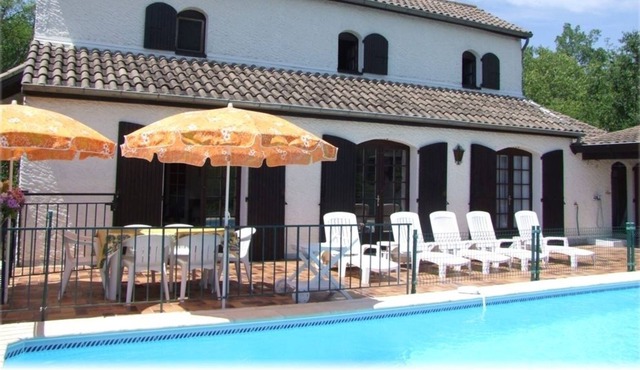 Detached house with pool and Bowling for 12 people