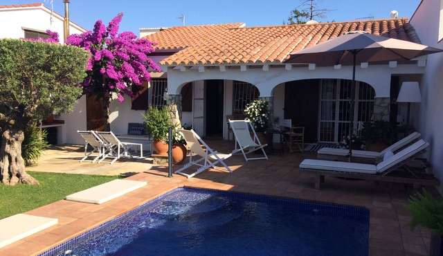 Detached house with private garden and swimming pool; air conditioning wifi internet