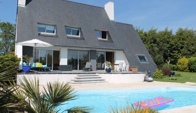 Detached house with private heated pool