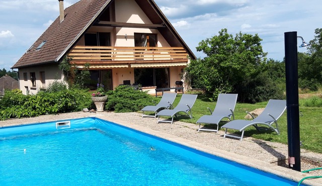 Detached house with swimming pool