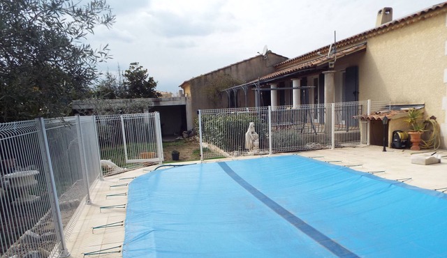 Detached house with swimming pool for 8 people in a housing estate