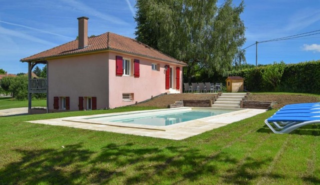 Detached house with stunning views and a private heated swimming pool