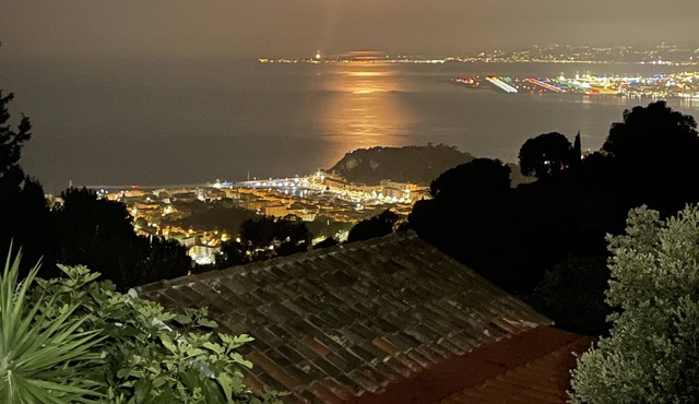 Detached house with summer Jacuzzi (May to early October), barbecue.