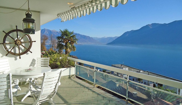 Detached house with swimming pool on an elevated hillside with magnificent panoramic views