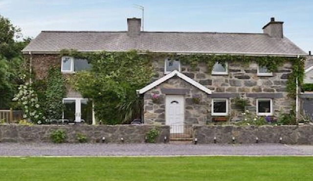 Detached large cottage with hot tub close to zip world and Snowdon