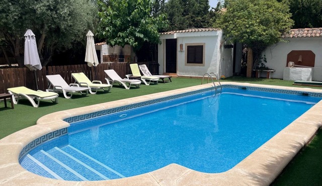 Detached Luxury Secluded Villa with Private Pool. Sleeps 9 - close to sea.
