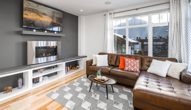 Detached, Luxury, mins to DT & Walking distance to C-train!