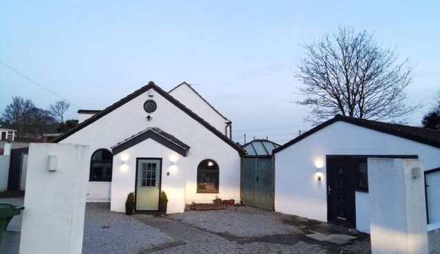 Detached, newly converted annex with private entrance and free parking