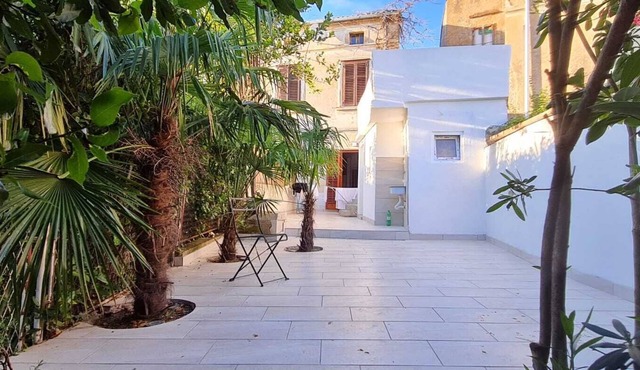 Detached old house with 2 terraces, 350 m from the sea.