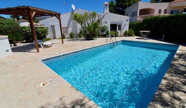 Detached single storey house with garden and private pool Wifi