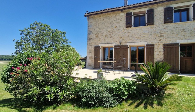 Detached spacious converted barn: heated pool, perfect for families, sleeps 13.