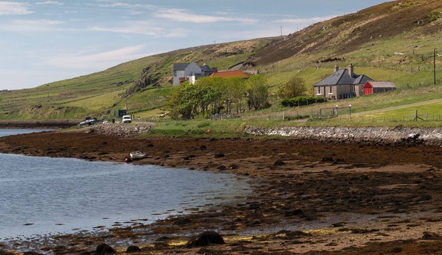 Detached spacious Isle of Lewis cottage in tranquil position with loch view