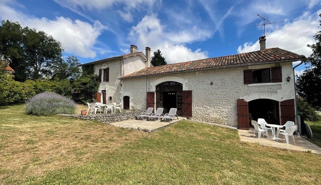 Detached stone Farmhouse, 1/3 acre, stunning views, near lake and river beaches