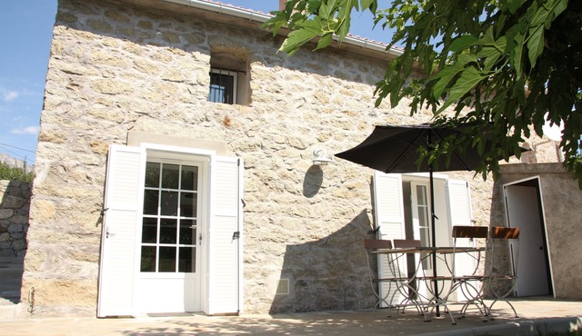 Detached stone house - air-conditioned - shady garden (sleeps 2)