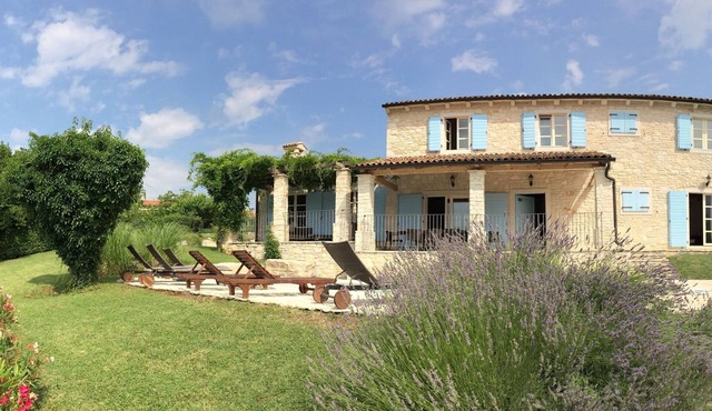 Detached stone villa with stunning views, private pool, WLAN, outdoor barbecue