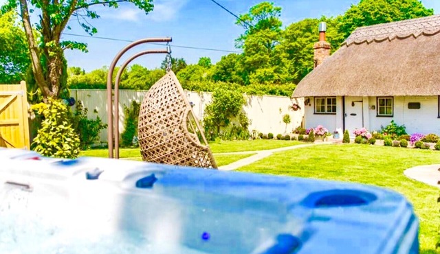 Detached Thatched Cottage in Kent sleeps 2-6 persons with a Luxury HotTub.