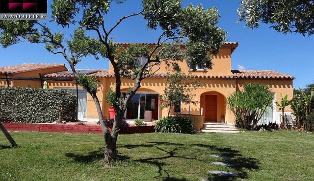 Detached villa with large garden and 10x5 swimming pool, sleeps 8.