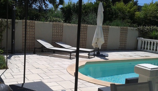 Detached villa with swimming pool and air conditioning between sea and mountains on the Côte d'Azur.