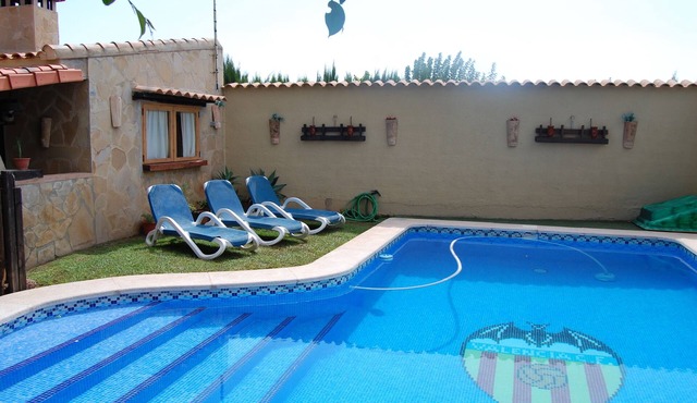 Detached villa with private pool near Valencia