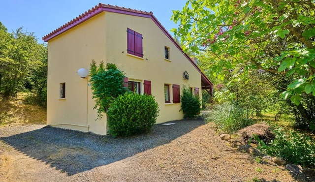 Detached villa, 2 bathrooms, sleeps 6