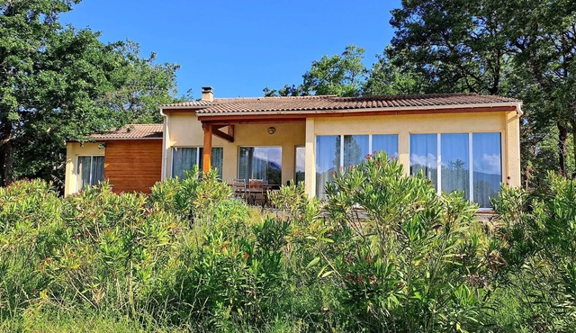 Detached villa, 2 bathrooms + air conditioning, sleeps 7