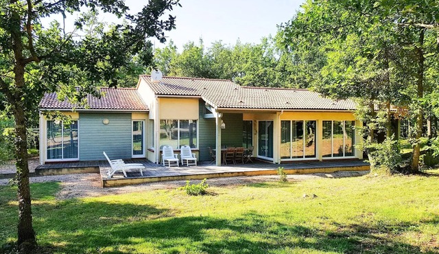 Detached villa, 2 bathrooms + air conditioning, sleeps 8