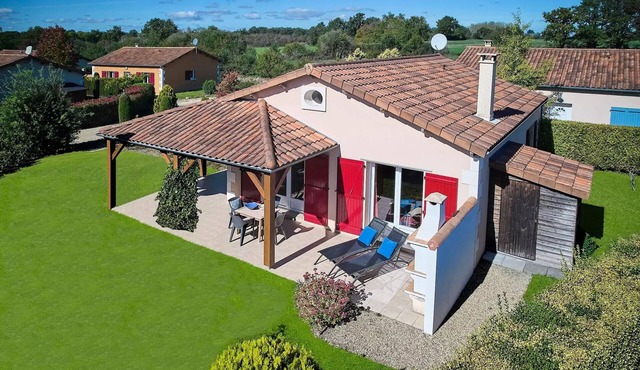 Detached villa, 2 bathrooms, sleeps 4