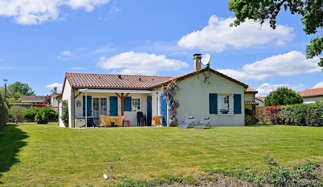 Detached villa, 2 bathrooms, sleeps 6