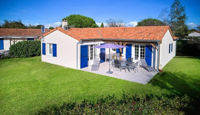 Detached villa, 2 bathrooms, sleeps 4