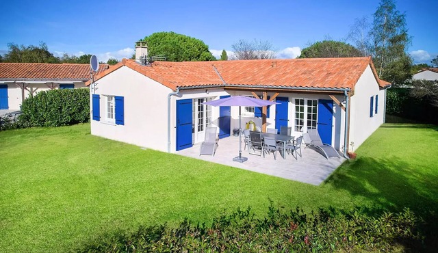 Detached villa, 2 bathrooms, sleeps 6