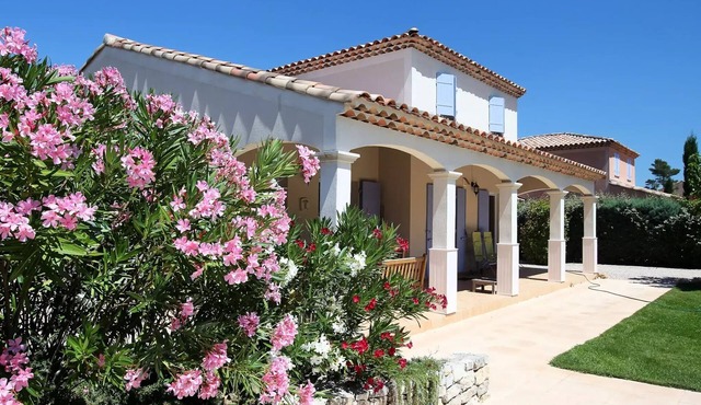 Detached villa, 2 bathrooms, sleeps 6
