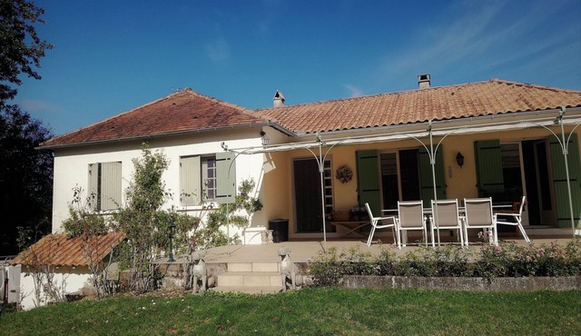 Detached villa, 2 separate floors, private pool and pet friendly!