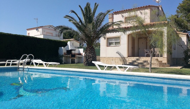 Detached villa for 6 people, private pool, located in Las Tres Calas
