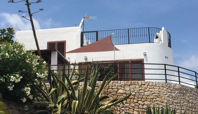 Detached villa for 8 people with wifi and outdoor jacuzzi, with direct sea views