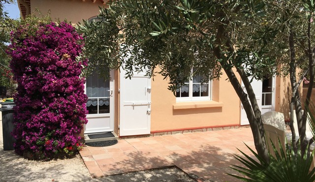 Detached villa in residential area, beach and shops nearby